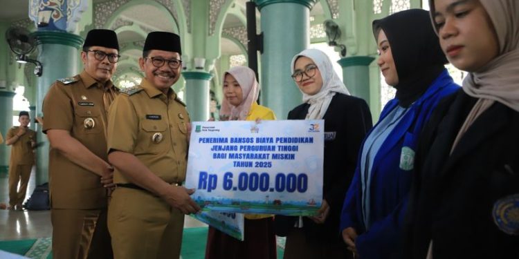 Pemkot Tangerang Salurkan Bantuan Sosial untuk 312 Mahasiswa Perguruan Tinggi