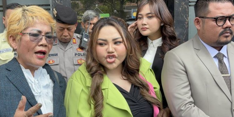 Lisa Mariana Hadiri Sidang Perdana Gugatan Perdata Ridwan Kamil