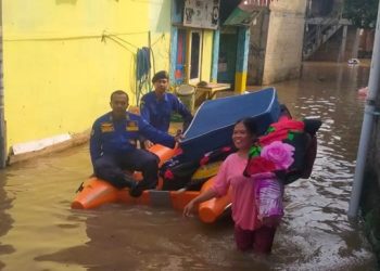 Kali Angke Meluap, Banjir Setinggi 1 Meter Terendam Rumah Warga di Cipondoh Candulan