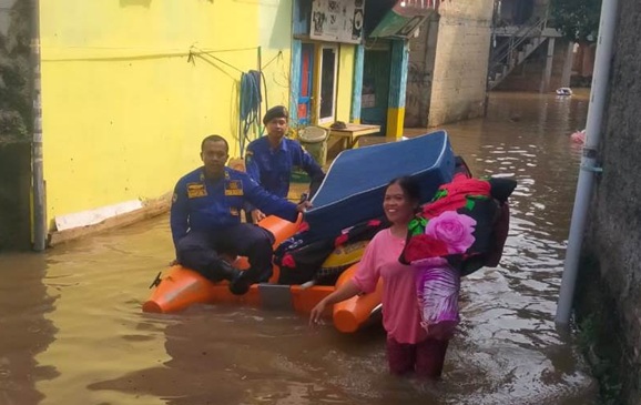 Kali Angke Meluap, Banjir Setinggi 1 Meter Terendam Rumah Warga di Cipondoh Candulan