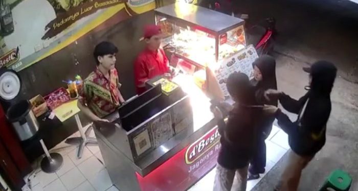 Begal Serang Pelanggan dengan Celurit di Depok