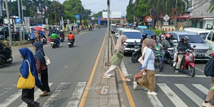 Supir Angkot Usul Pagar Median Jalan Depan Kampus UIN di Tangerang Selatan