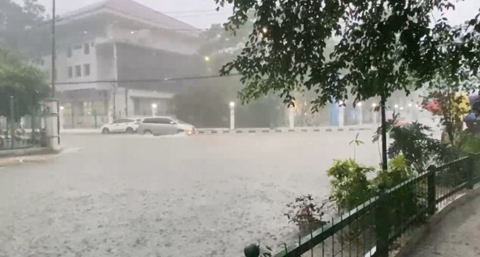 Banjir Melanda Jalan Rangkasbitung, Termasuk Area Depan Gedung Pemerintahan