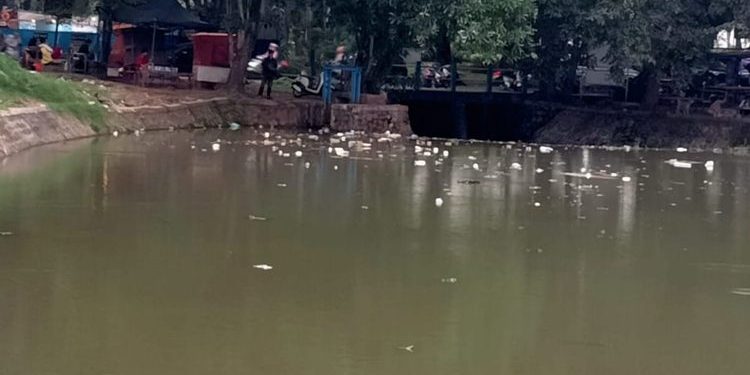 Danau di Tangerang Dipenuhi Sampah Seperti Lautan Saat Libur Kerja
