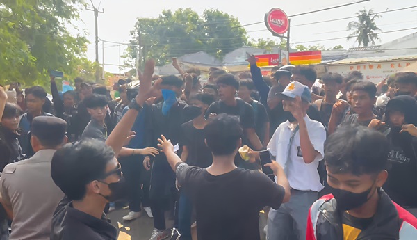 Demo Murid dan Alumni SMAN 4 Kota Serang Terkait Dugaan Pelecehan Seksual Oknum Guru