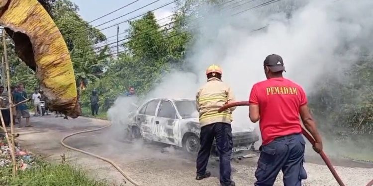 Sedan Terbakar di Jalan Cibadak Lebak