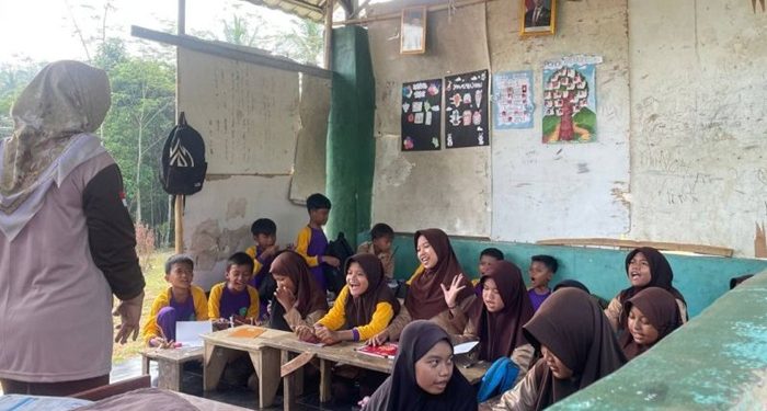 Siswa MI di Daerah Terpencil Lebak Harus Belajar di Gubuk