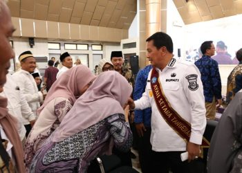 Bupati Maesyal Menandatangani MoU Sekolah Gratis Swasta dengan Kepala Sekolah SD dan SMP