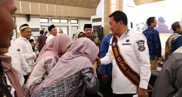 Bupati Maesyal Menandatangani MoU Sekolah Gratis Swasta dengan Kepala Sekolah SD dan SMP