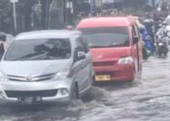 Akses Jalan Tol Bitung Tangerang Terendam Banjir Kendaraan Macet Parah