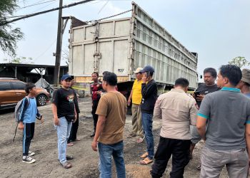Sopir Truk Lampung Tewas Gantung Diri di Belakang Mobilnya