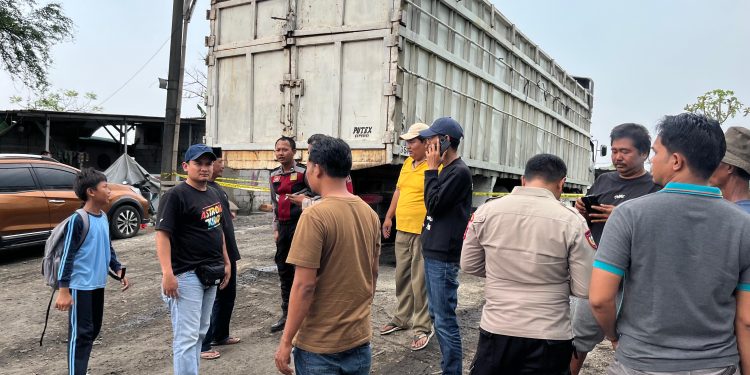 Sopir Truk Lampung Tewas Gantung Diri di Belakang Mobilnya