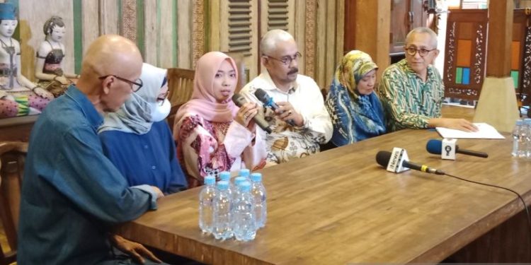 Istri Diplomat Arya Darum Minta Presiden Selidiki Kasus Kematian Suaminya Secara Transparan