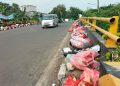 Pengguna Jalan Mengeluhkan Bau Busuk Sampah di Jembatan Cikupa Tigaraksa