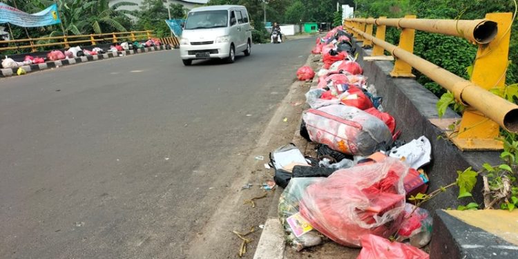 Pengguna Jalan Mengeluhkan Bau Busuk Sampah di Jembatan Cikupa Tigaraksa
