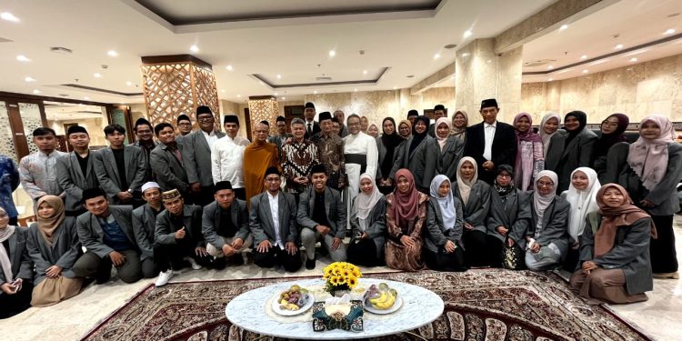 Menag dan Tokoh Lintas Agama Lepas Mahasiswa PKUMI ke Mesir Maroko Amerika