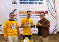 Ketua Pokja Wartawan serahkan potongan tumpeng kepada Wakil Bupati Lebak Amir Hamzah
