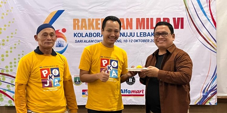 Ketua Pokja Wartawan serahkan potongan tumpeng kepada Wakil Bupati Lebak Amir Hamzah