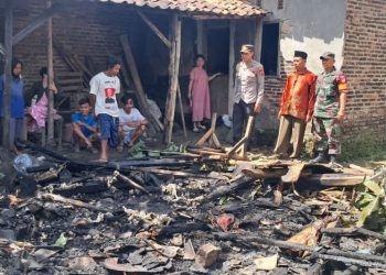 Evakuasi Lansia Sebatang Kara Korban Kebakaran di Serang oleh Polisi