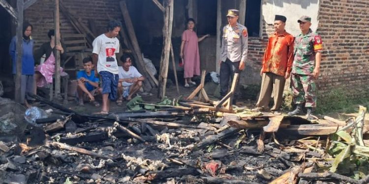 Evakuasi Lansia Sebatang Kara Korban Kebakaran di Serang oleh Polisi