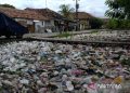 Sampah Sepanjang 30 Meter Menyumbat Kali Tirtayasa di Serang