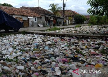 Sampah Sepanjang 30 Meter Menyumbat Kali Tirtayasa di Serang