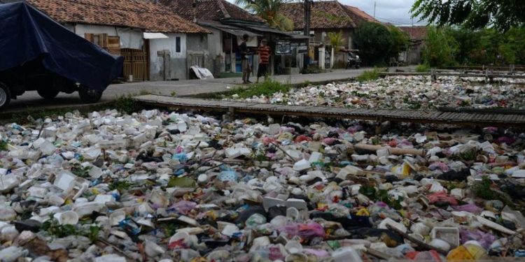 Sampah Sepanjang 30 Meter Menyumbat Kali Tirtayasa di Serang