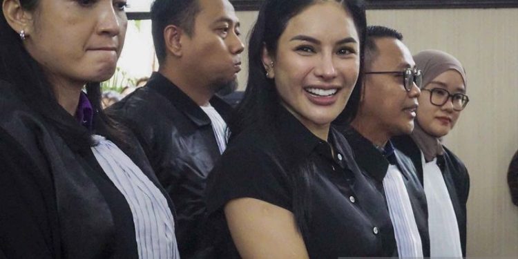 Nikita Mirzani ‘live’ di Ditjenpas dengan Alat Komunikasi Rutan