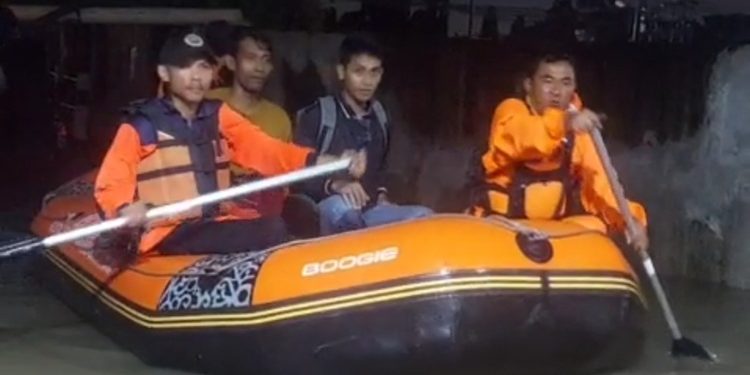 Tanggul Jebol di Pondok Kacang Prima Ditutup Tanah Sementara