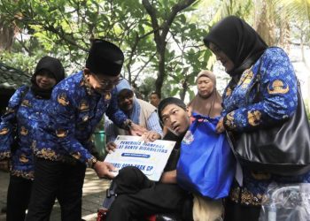 Pemkot Tangerang Salurkan Bansos dan Kursi Roda bagi Veteran