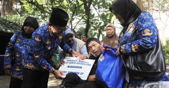 Pemkot Tangerang Salurkan Bansos dan Kursi Roda bagi Veteran