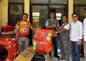 Jelang Libur Nataru, Pemkab Lebak Serahkan Perahu Patroli dan Alat Evakuasi ke Balawista