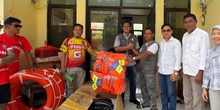 Jelang Libur Nataru, Pemkab Lebak Serahkan Perahu Patroli dan Alat Evakuasi ke Balawista