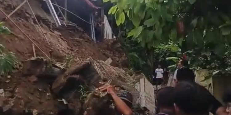 Rumah Rusak dan Akses Jalan Tertutup karena Longsor di Pabuaran Lebak