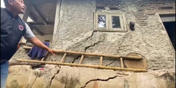 Hujan Lebat Sebabkan Pergerakan Tanah di Sumurbandung Lebak, Rumah dan Musala Terluka