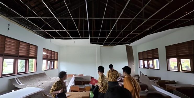 Korban Tertimpa Plafon Sekolah di Tangerang Meningkat Menjadi 12 Orang