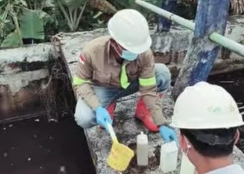Pengambilan Sampel Air Limbah oleh DLH di TPSA Dengung Lebak
