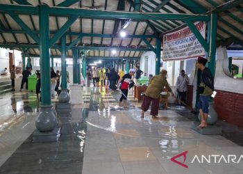 Banjir Rendam Banten Lama Namun Aktivitas Ziarah Tetap Berlanjut