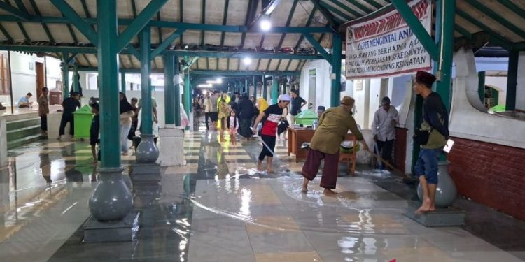 Banjir Rendam Banten Lama Namun Aktivitas Ziarah Tetap Berlanjut