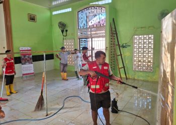 Relawan Gelar Aksi Sosial Pembersihan Masjid di Tapanuli Tengah