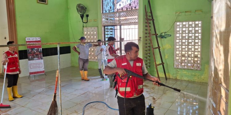Relawan Gelar Aksi Sosial Pembersihan Masjid di Tapanuli Tengah