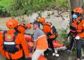 Evakuasi Jasad Remaja Tenggelam di Kali Terate Cilegon oleh Tim SAR