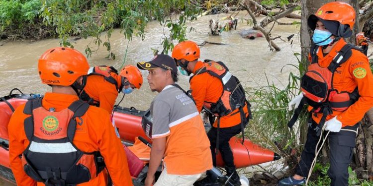 Evakuasi Jasad Remaja Tenggelam di Kali Terate Cilegon oleh Tim SAR