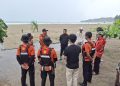 Tim SAR Cari Warga Jakarta Terseret Ombak di Pantai Sawarna