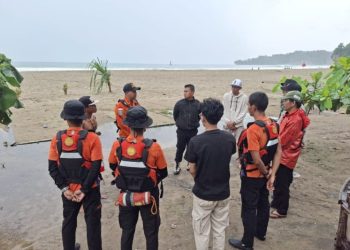 Tim SAR Cari Warga Jakarta Terseret Ombak di Pantai Sawarna