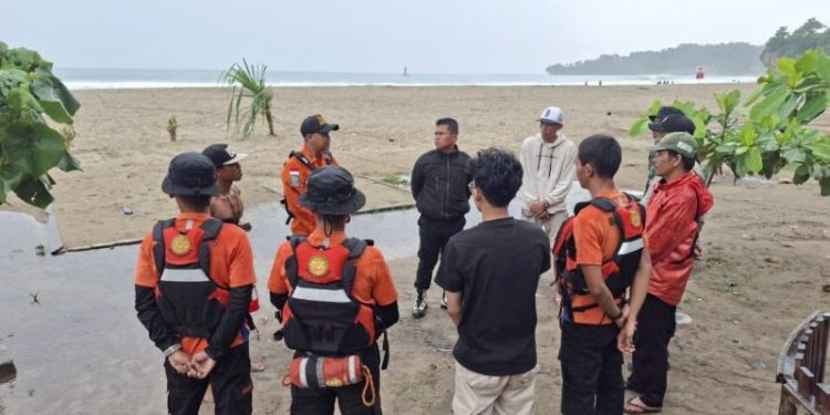 Tim SAR Cari Warga Jakarta Terseret Ombak di Pantai Sawarna