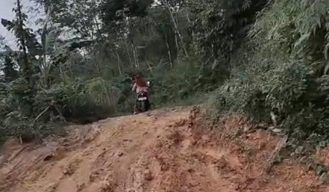 Ibu Hamil Melahirkan di Mobil Pikap di Lebak saat Jalan Sulit Dilalui