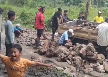 Warga Lebak Kumpulkan Donasi untuk Perbaikan Jalan yang Rusak