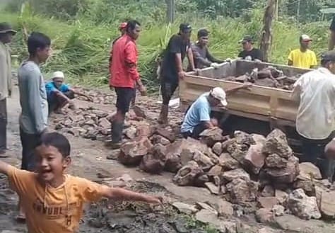 Warga Lebak Kumpulkan Donasi untuk Perbaikan Jalan yang Rusak