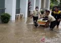 Pasien RSUD Kota Serang Dipapah dan Digendong Petugas karena Banjir